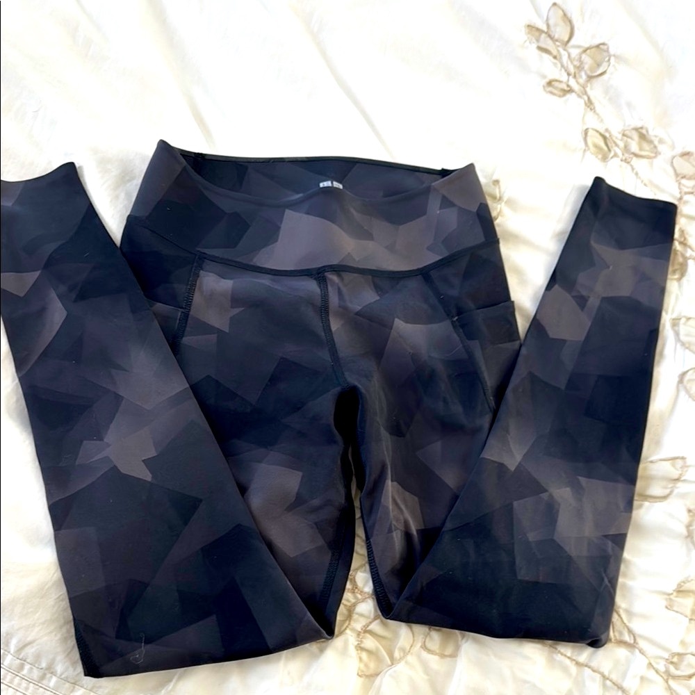 Uniqlo airism Black Geometric Leggings with pockets